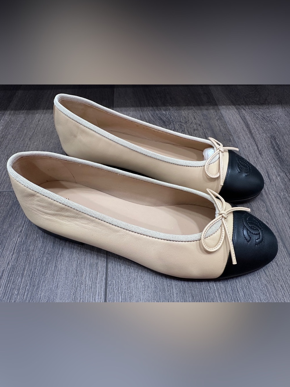 CHANEL CLASSIC CC LOGO BEIGE & BLACK LEATHER BALLET FLATS SHOES Size 37C - Picture 15 of 16